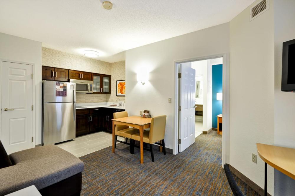 One-Bedroom Queen Suite with View interior